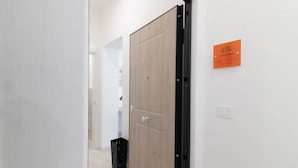 Interior - Cozy 14 sqm studio apartment, ideal for one person, located on the second floor of a renovated historic building (no elevator). The property enjoys a strategic location just steps away from the Policlinico hospital, the Ballarò district, and the city ce (Palermo)