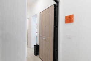 Interior - Cozy 14 sqm studio apartment, ideal for one person, located on the second floor of a renovated historic building (no elevator). The property enjoys a strategic location just steps away from the Policlinico hospital, the Ballarò district, and the city ce (Palermo)