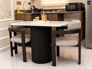 Apartamento luxo, sacada | Opções para refeição