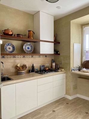 Wasserkocher mit Kaffee-/Teezubehör, Kühlschrank, Mikrowelle, Ofen