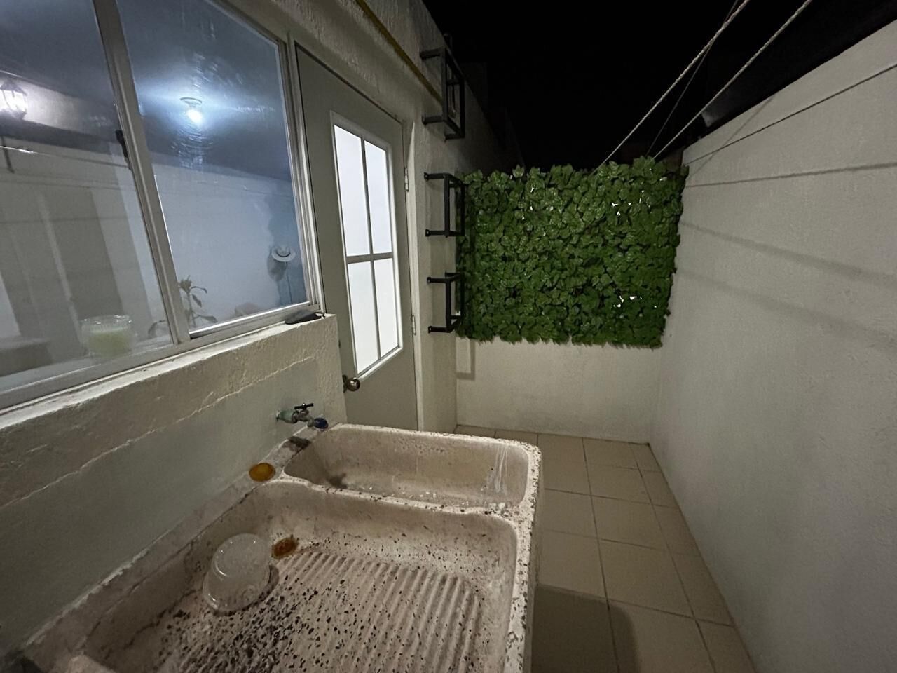 Ducha, secador de pelo, toallas, jabón