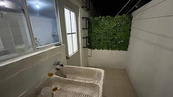 Ducha, secador de pelo, toallas, jabón