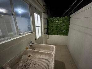 Ducha, secador de pelo, toallas, jabón