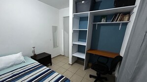 Tabla de planchar con plancha, internet y ropa de cama