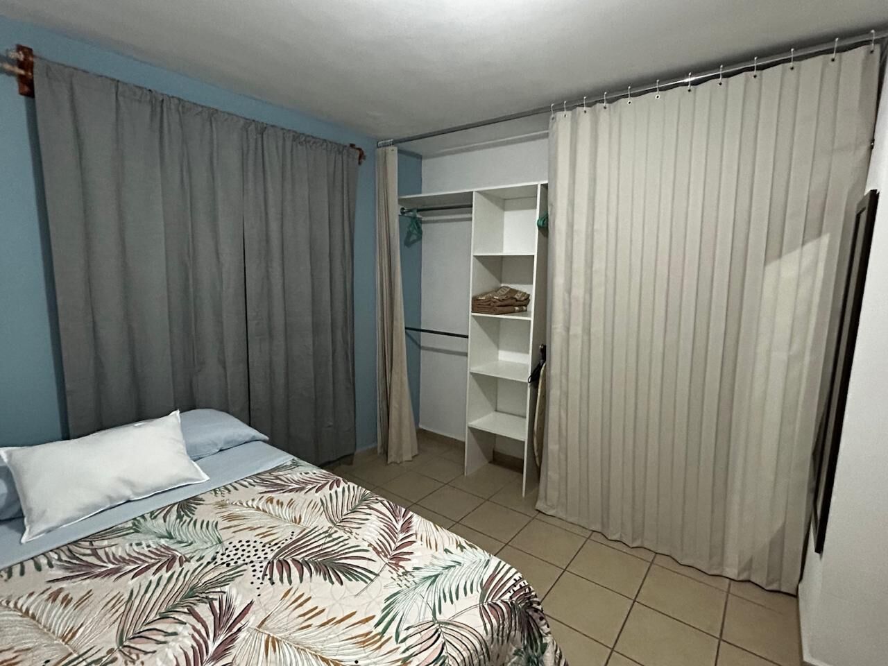 Tabla de planchar con plancha, acceso a internet y ropa de cama 