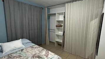Tabla de planchar con plancha, acceso a internet y ropa de cama