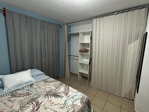 Tabla de planchar con plancha, acceso a internet y ropa de cama 