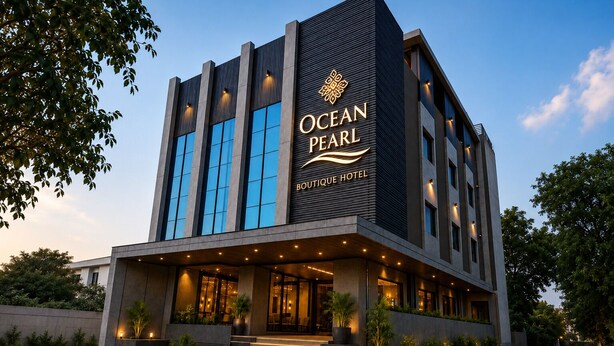 Un moderno edificio de hotel con un letrero llamativo que dice 'Ocean Pearl Boutique Hotel'.