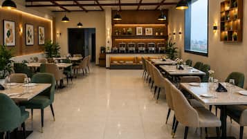 Un restaurante con un amplio comedor, varias mesas y sillas. Hay un mostrador con una variedad de alimentos y vistas a la ciudad a través de amplias ventanas.