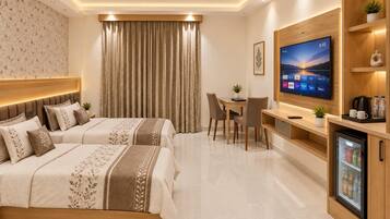 Una habitación de hotel con una cama, un escritorio, un televisor y un refrigerador pequeño.