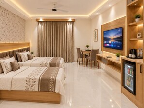 Una habitación de hotel con una cama, un escritorio, un televisor y un refrigerador pequeño.