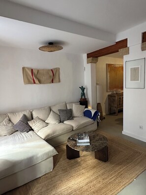 A living room with a beige sofa, a round coffee table, and a woven rug. - Perfect 5-bedroom house with AC in lovely Xàbia (Xàbia)