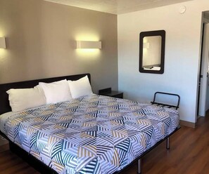 Iron/ironing board (on request), WiFi (free) - Moonnight inn. (Walterboro)