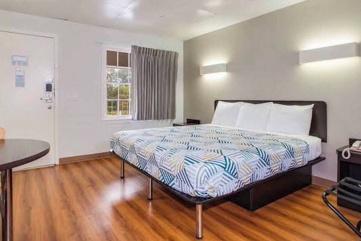 Iron/ironing board (on request), WiFi (free)