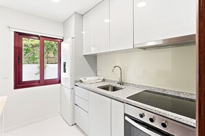 Cafeteira/chaleira, geladeira, micro-ondas, fogão
