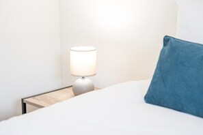 Ferros/tábuas de passar roupa, acesso à internet, roupa de cama
