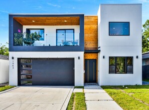 Exterior - Chic Modern Vacation home in the heart of Dallas where comfort meets Luxury (Dallas)
