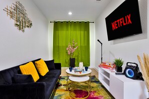 Living area - Chic Modern Vacation home in the heart of Dallas where comfort meets Luxury (Dallas)