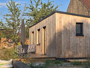 Un edificio de madera con techo plano, una puerta y una ventana.