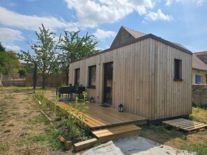 Outdoor dining - “La Tiny de Miss Purple” with Terrace and Private Garden (Chantelle)