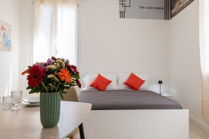 Unclassified image, 2 of 7, button - Cozy 22 sqm studio apartment, for two guests, located on the second floor of a renovated historic building (no elevator). The property enjoys a strategic location just steps away from the Policlinico hospital, the Ballarò district, and the city center;  (Palermo)