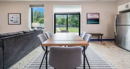 Superb 2-bedroom condo with AC in charming South Haven