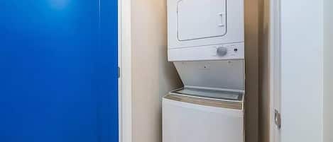 Ein kleiner Hauswirtschaftsraum mit Waschmaschine und Trockner.