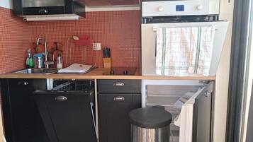 Kaffetrakter/tekoker, kjøleskap, mikrobølgeovn og ovn