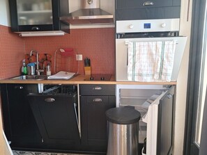 Kaffe-/temaskine, køleskab, mikrobølgeovn, ovn