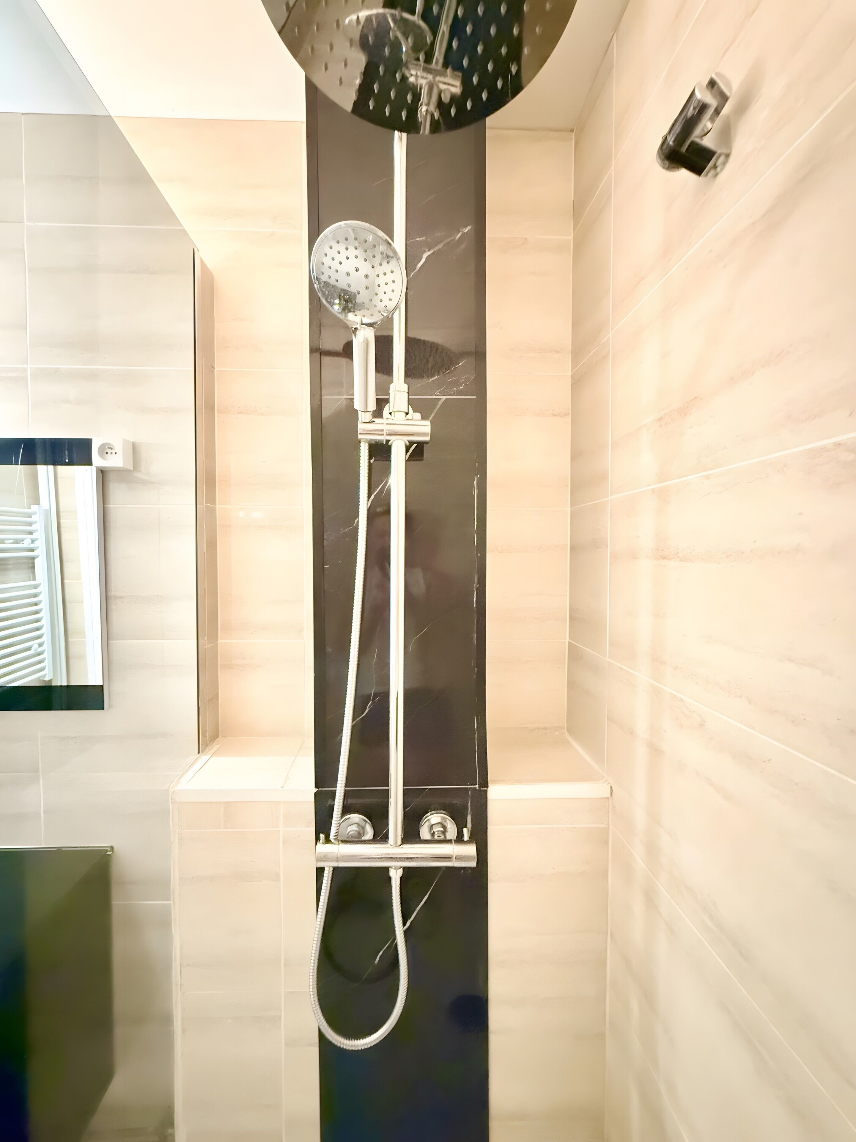 Douche, sèche-cheveux, serviettes fournies