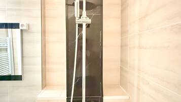 Douche, sèche-cheveux, serviettes fournies