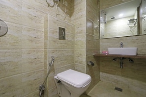 Doppel- oder Zweibettzimmer | Badezimmer | Dusche, kostenlose Toilettenartikel, Handtücher, Seife