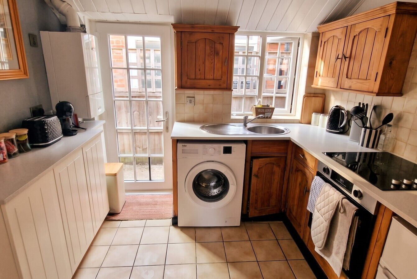 Coffee/tea maker, fridge, oven, stovetop