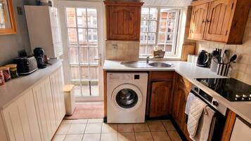 Coffee/tea maker, fridge, oven, stovetop