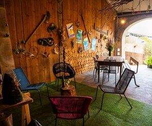 Outdoor dining - Épinette Guest Room with Shared Terrace, Garden, and Non-Private Jacuzzi (Vellerot-lès-Vercel)