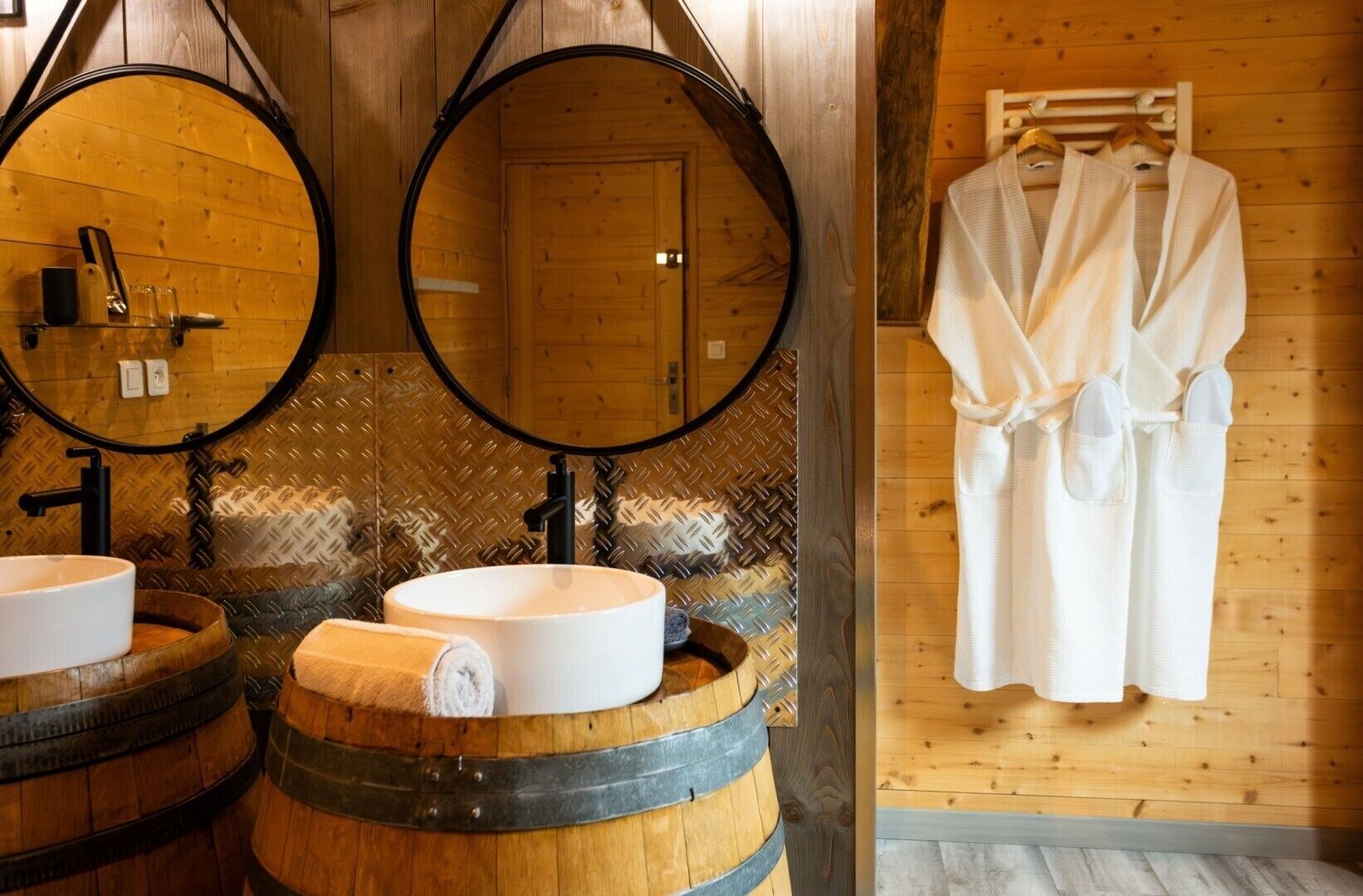 Douche, sèche-cheveux, serviettes fournies