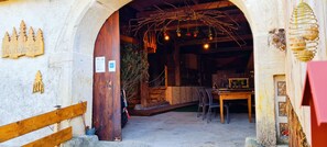 Una entrada con un arco de madera que conduce a un comedor con una mesa y sillas.