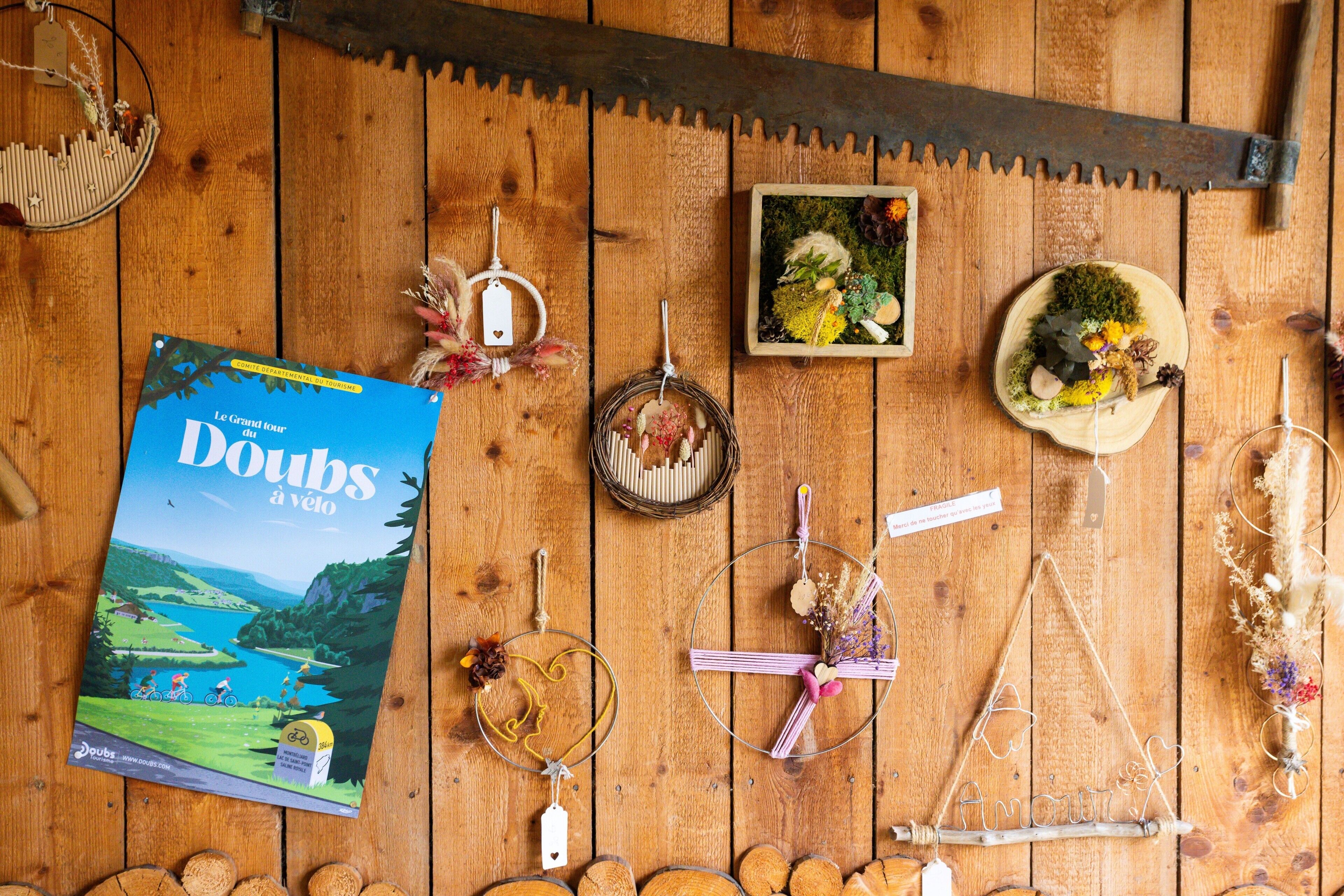 Une table en bois, ornée d’un magazine sur le cyclisme, de quelques objets décoratifs, et créant une ambiance rustique.