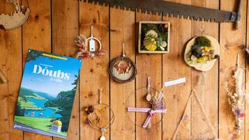 Une table en bois, ornée d’un magazine sur le cyclisme, de quelques objets décoratifs, et créant une ambiance rustique.