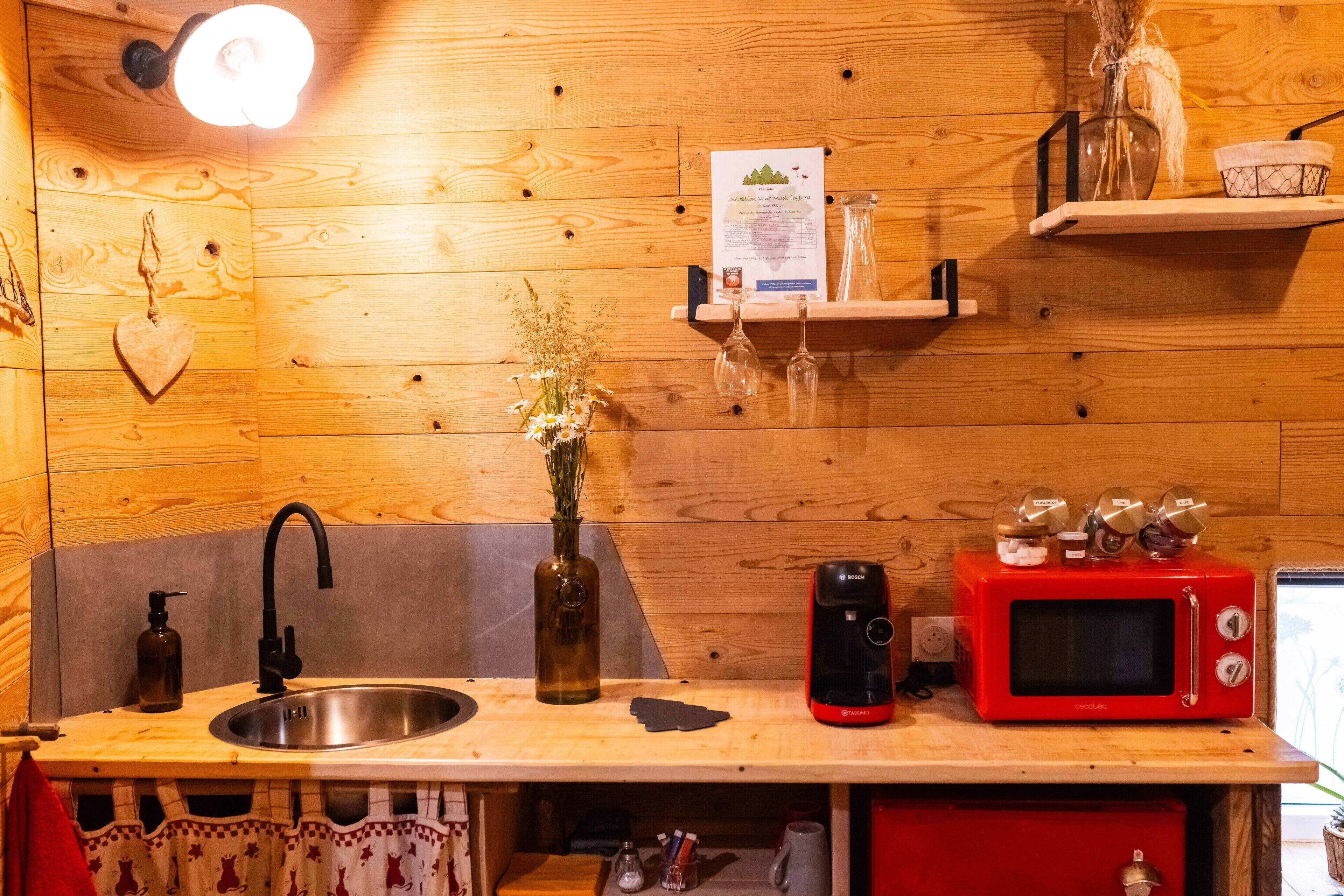 Cafetière/bouilloire, réfrigérateur, micro-ondes