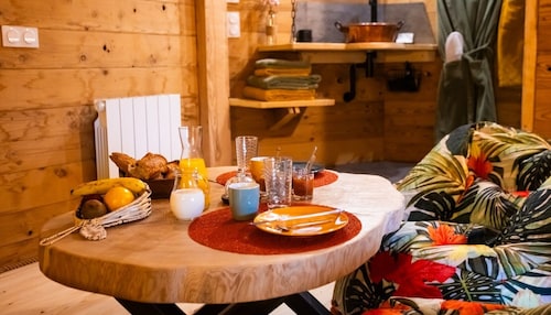 Guest Room “La Cabane et Spa Chez Jules” with Private Space and Wi-Fi