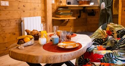Guest Room “La Cabane et Spa Chez Jules” with Private Space and Wi-Fi
