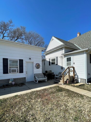 Cozy 1-bedroom apartment in marvelous Glen Elder with AC