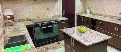Departamento económico, balcón, vista a la ciudad | Cocina privada
