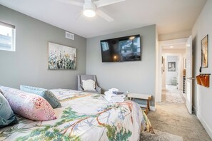 Free WiFi, bed sheets - Stylish Denver Retreat Townhome (Denver)