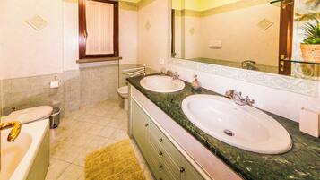 Rumah, patio, pemandangan kebun | Kamar mandi