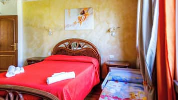 Une chambre d’hôtel avec un lit, une table de chevet, une lampe et un tableau au mur.