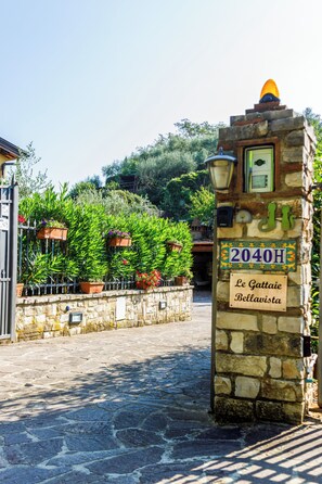 Ein Steineingang mit einem Schild, auf dem 'Le Gattaie Bellavista' und die Hausnummer '2040H' steht.