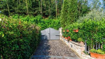 Casa, patio, vista al jardín | Áreas de la propiedad