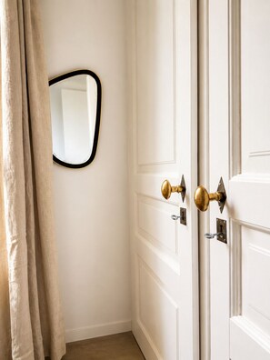 A room with a closed door, a mirror on the wall, and a curtain partially drawn. - La Casa Verde, Garden, Parking. L'Isle-sur-la-Sorgue (L'Isle-sur-la-Sorgue)